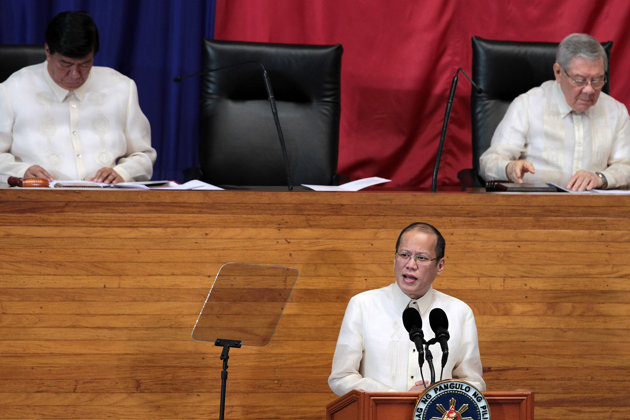 sona2013 -- President Aquino delivers his SONA, while Senate Pres Franklin Drilon (l), and Speaker Feliciano Belmonte are seate