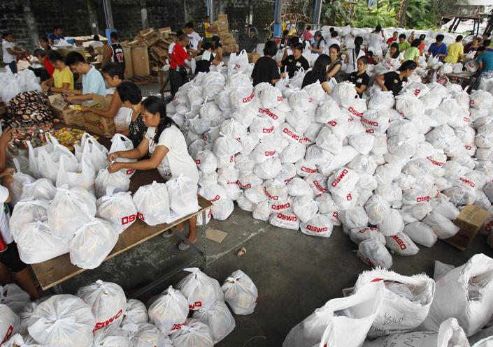 Haiyan -- Volunteers continue packing relief goods. - REUTERS - Romeo Ranoco